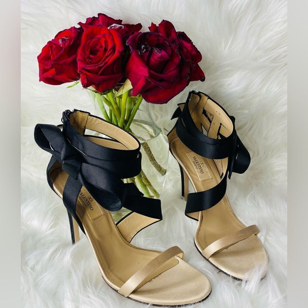 🛍️ Valentino Garavani Authentic Elegant Black and Cream Satin Heels